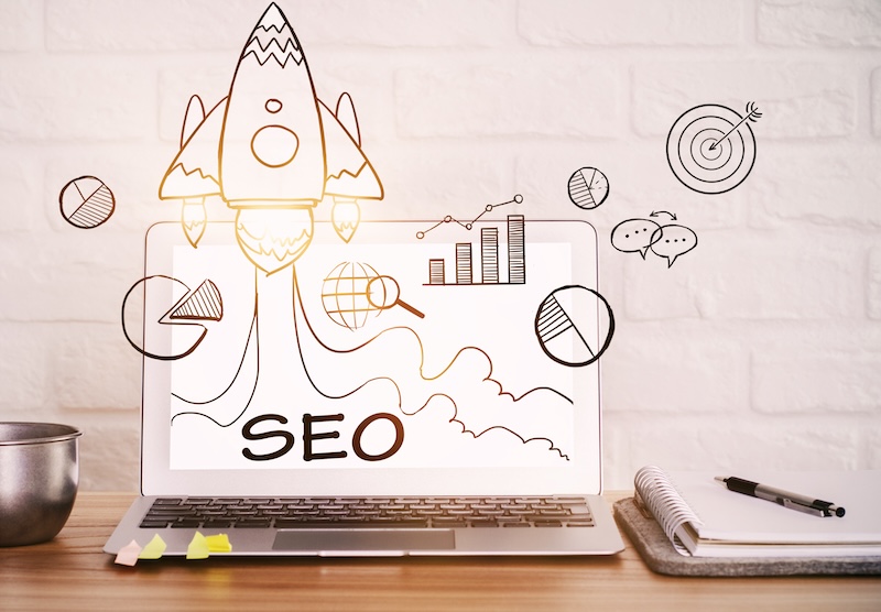 Dator med skärm uppe om SEO.