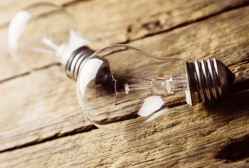 Glödlampor som visar behov av att jämföra elavtal.