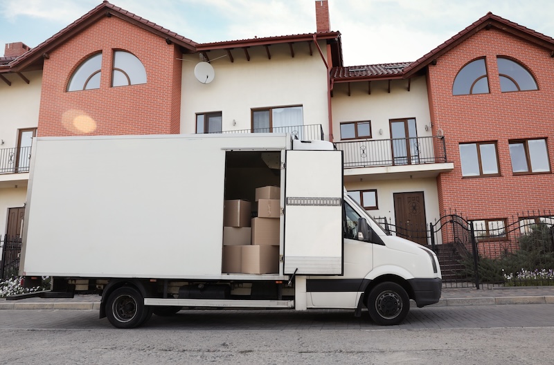 Flyttbil utanför ett hus,