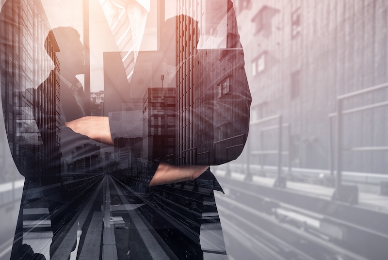 Bild på kontorsmiljö och med siluetter i bakgrunden.