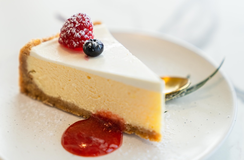 Cheesecake med hallon som dekoration.